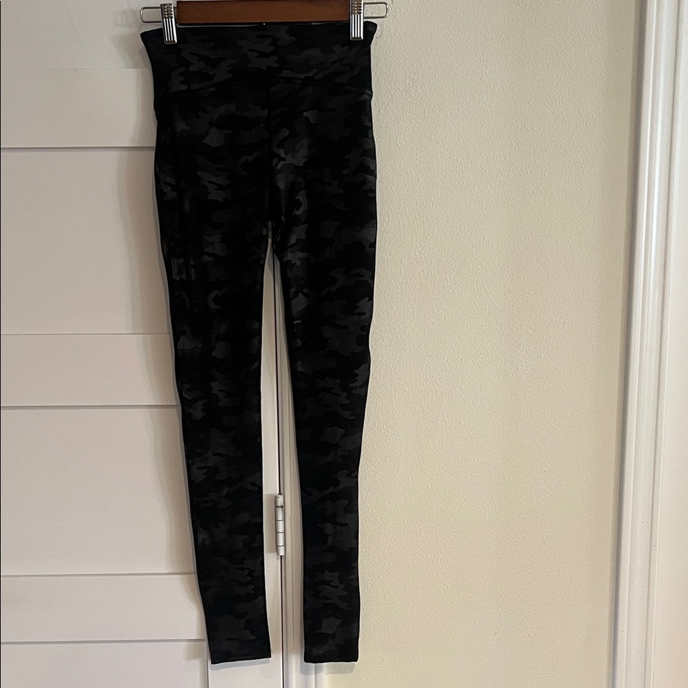 SPANX Faux Leather Camo Legging Matte Black Camo Size Small NWT - Picture 6 of 8